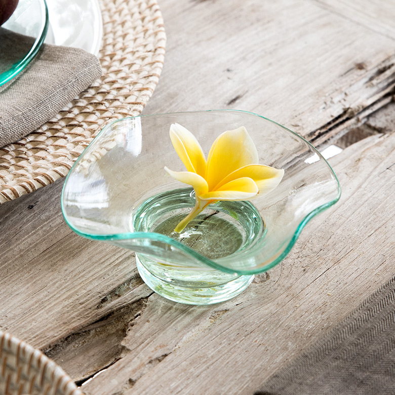 色合いが涼し気なガラスのトレイ