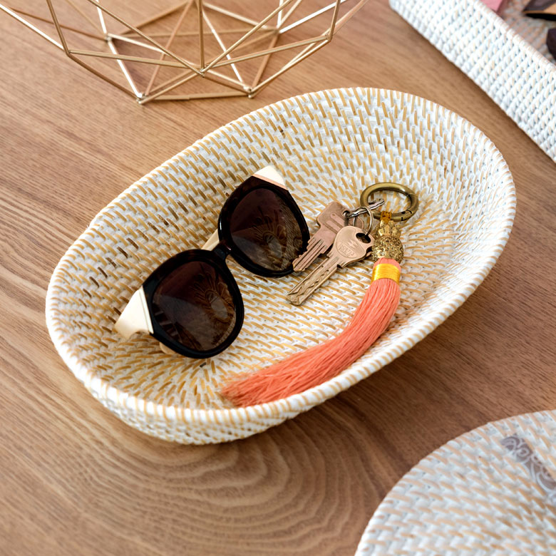 ホワイトウォッシュのラタンオーバルトレー