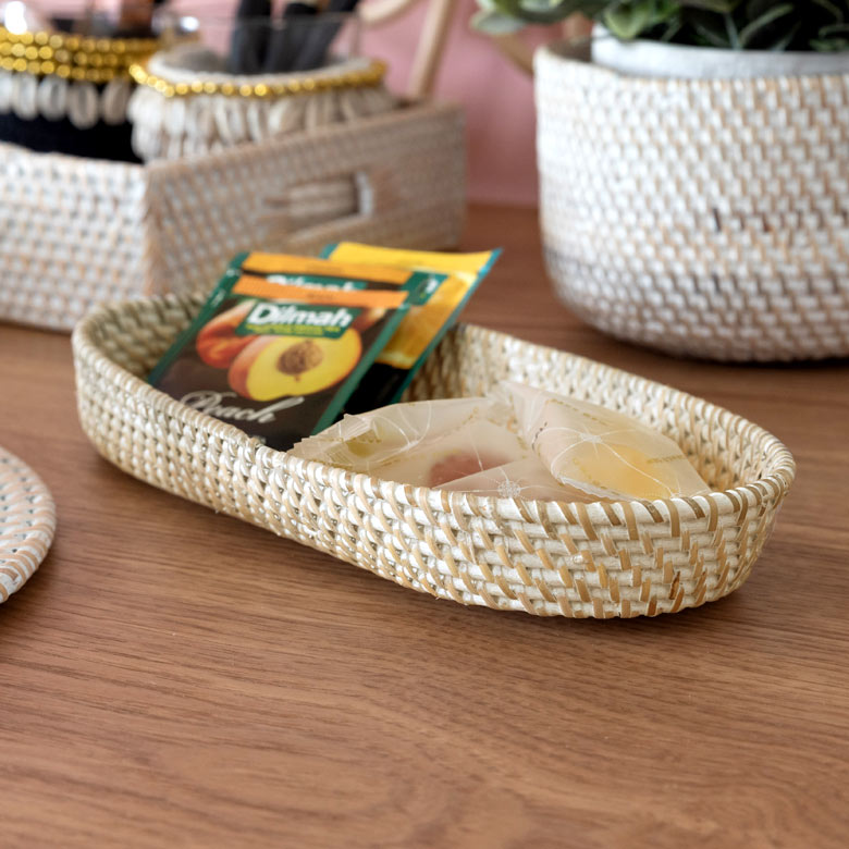 ホワイトウォッシュのラタンオーバルトレー