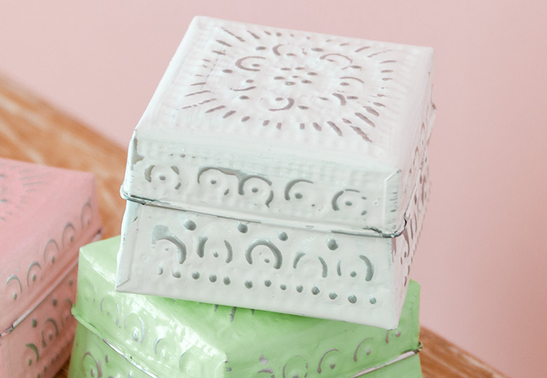 アルミを打ち出した、美しい伝統模様。