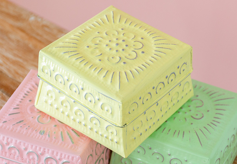 アルミを打ち出した、美しい伝統模様。