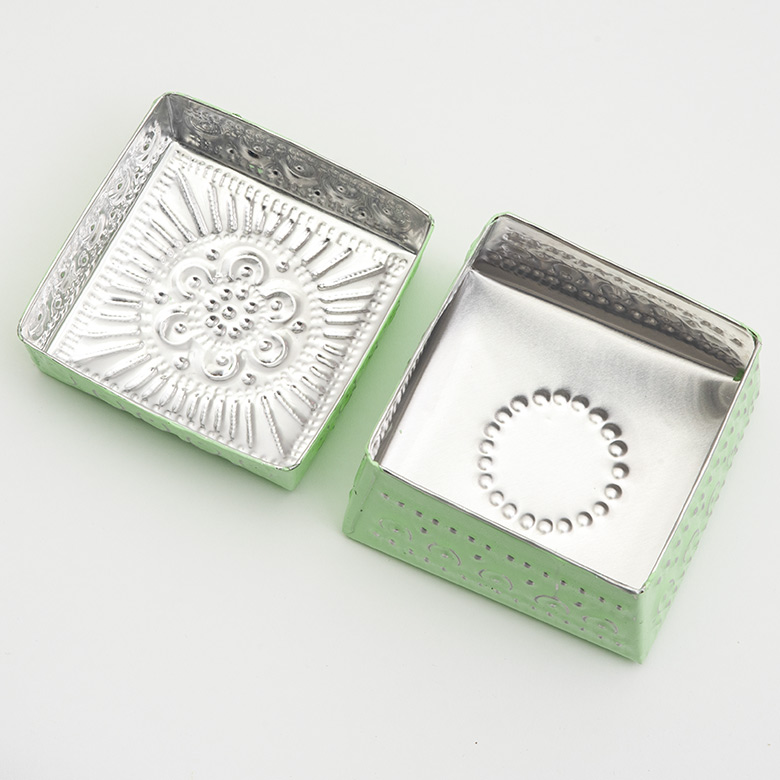 中は素材を活かしたアルミのシルバーカラー