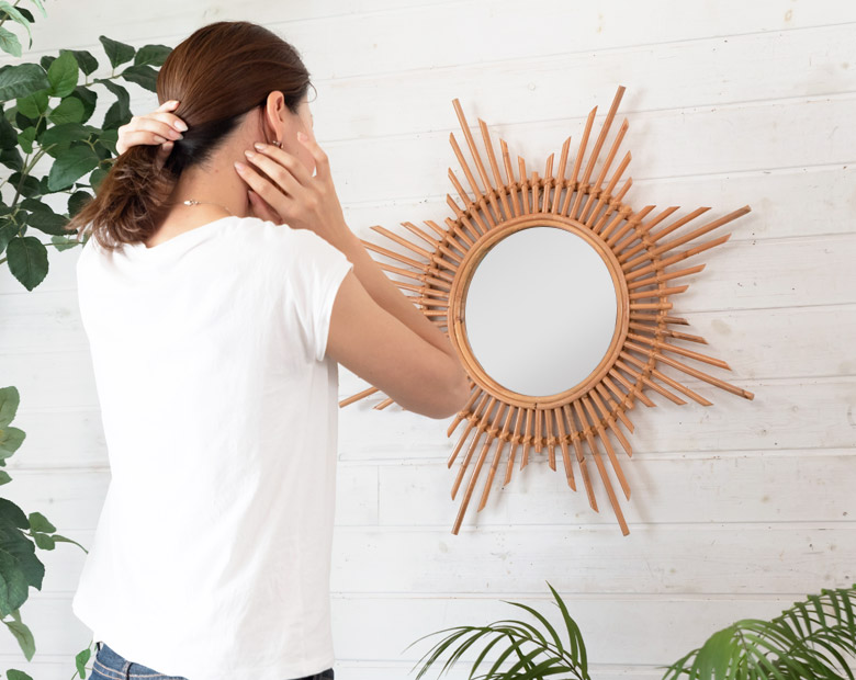 身だしなみを整えるのに便利な鏡。