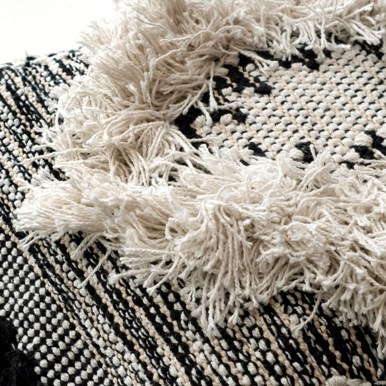 ぎゅっと繊維を詰めて織られていて、さらっとした肌ざわり