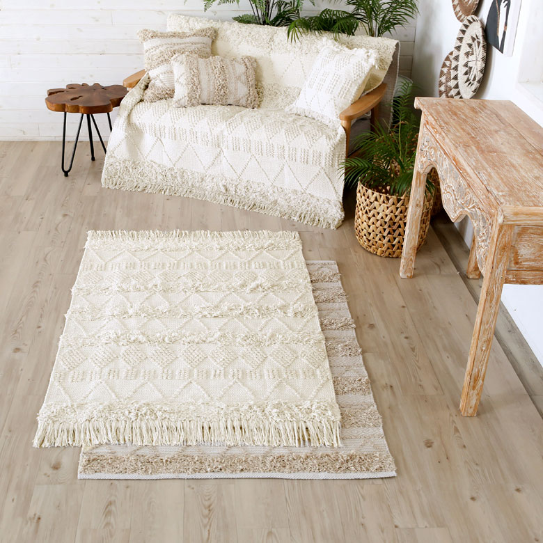 ラグのデザインを活かしたホワイトモロッカンスタイル