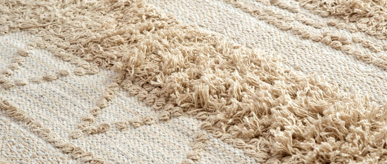 立体的な織りと大胆なフリンジがポイント