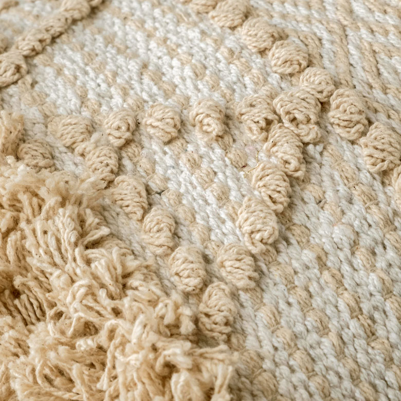 ぎゅっと繊維を詰めて織られていて、さらっとした肌ざわり