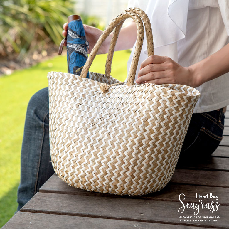 収納カゴとしても役立つハンドバッグ。ホワイト。