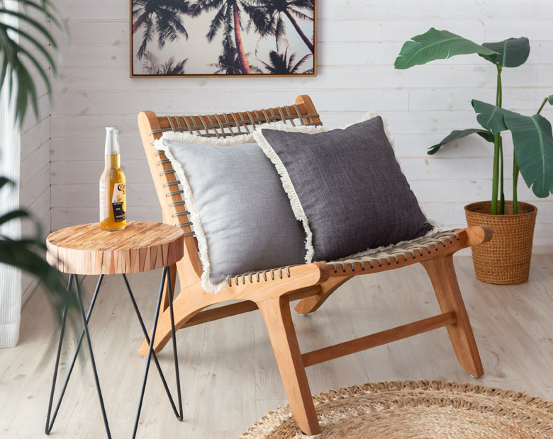 チェアの腰当に、リゾートテイストなクッションカバー。