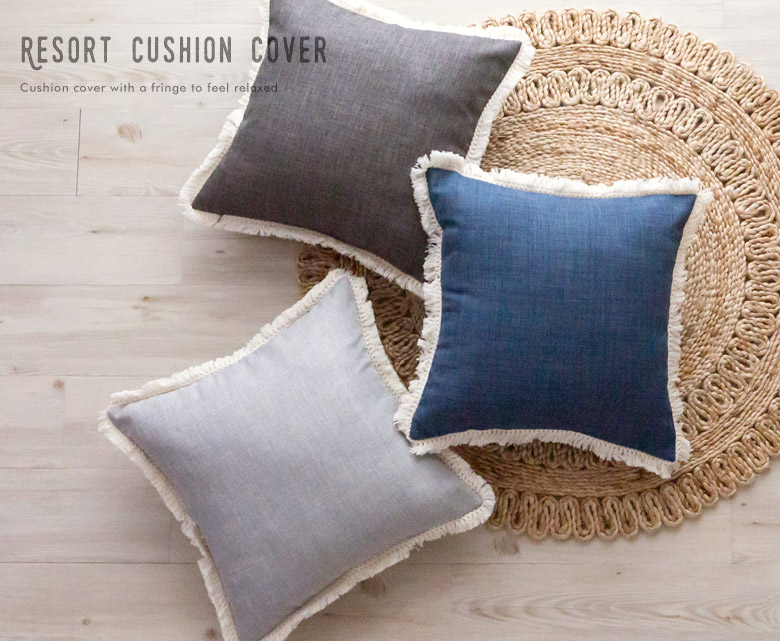 フリンジ付きのお洒落なクッションカバー。