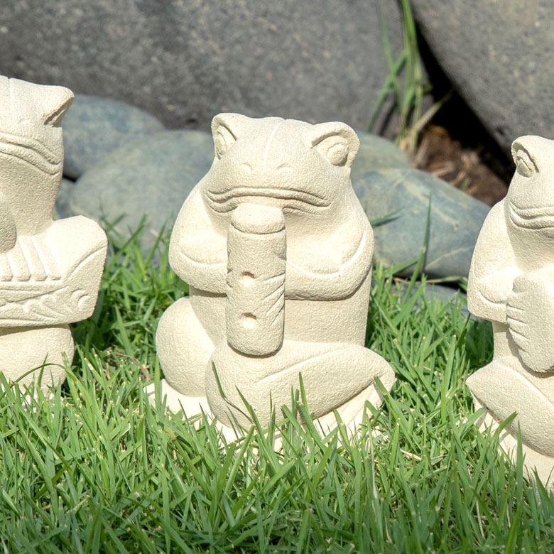 スリンと呼ばれる笛を持つカエルのオブジェ