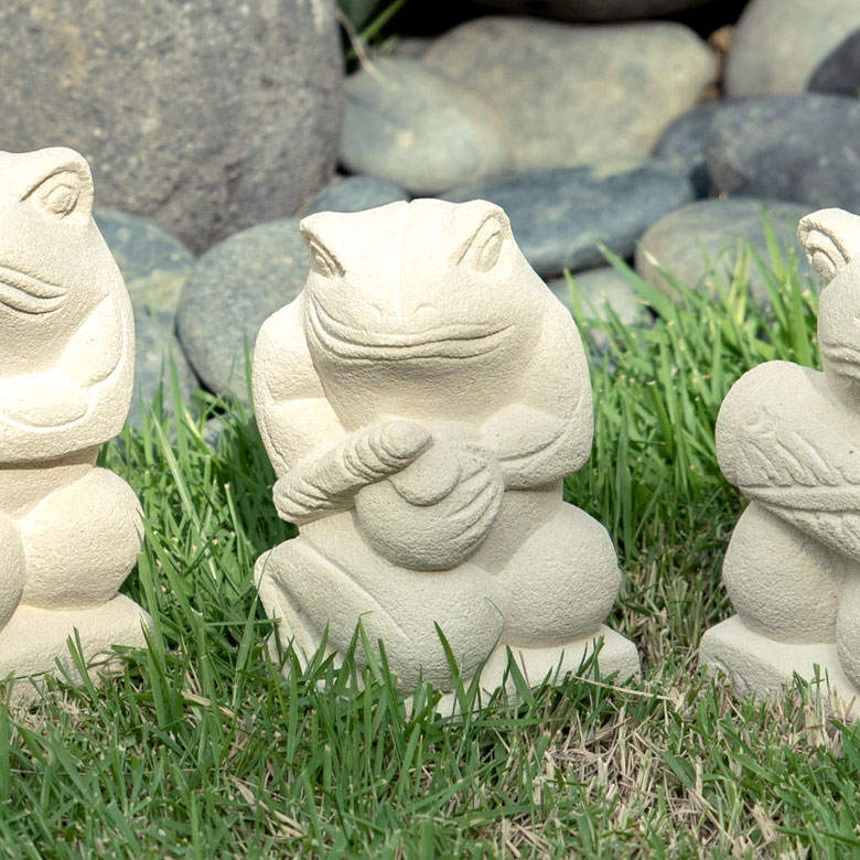 カジャールと呼ばれるリズム楽器を持つカエルのオブジェ