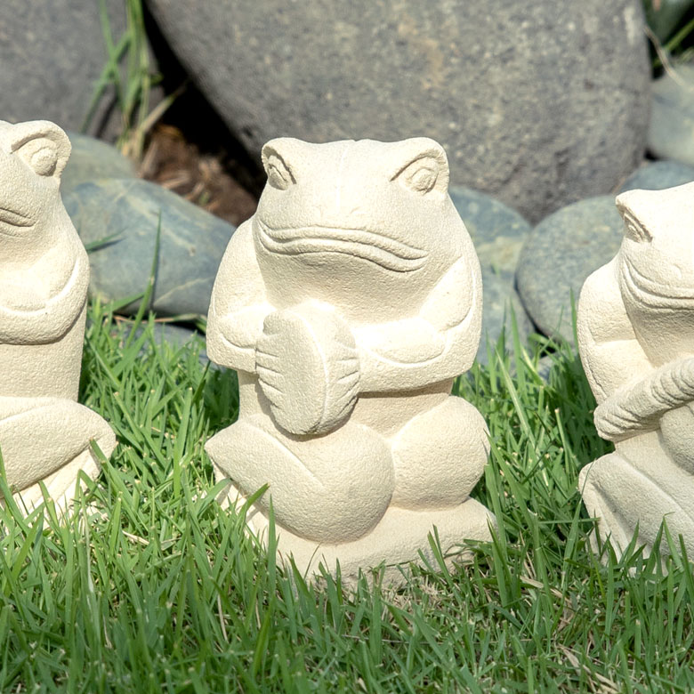 チェンチャンと呼ばれるシンバルを持つカエルのオブジェ