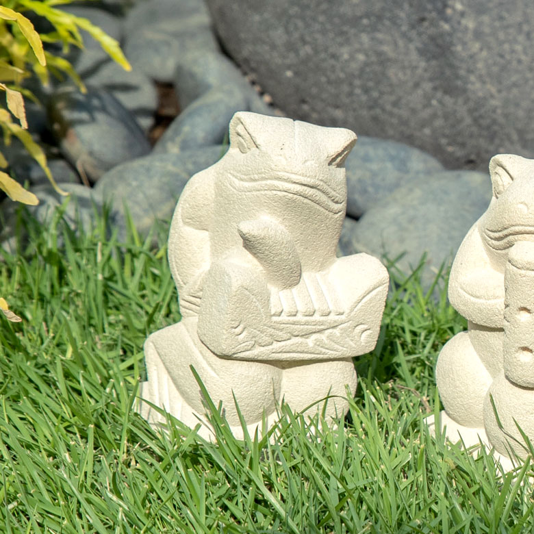 チェンチェンと呼ばれるシンバルを持つカエルのオブジェ