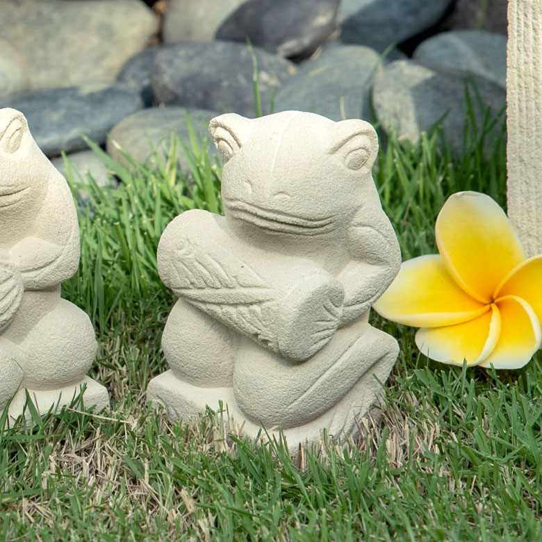 クンダンと呼ばれる太鼓を持つカエルのオブジェ