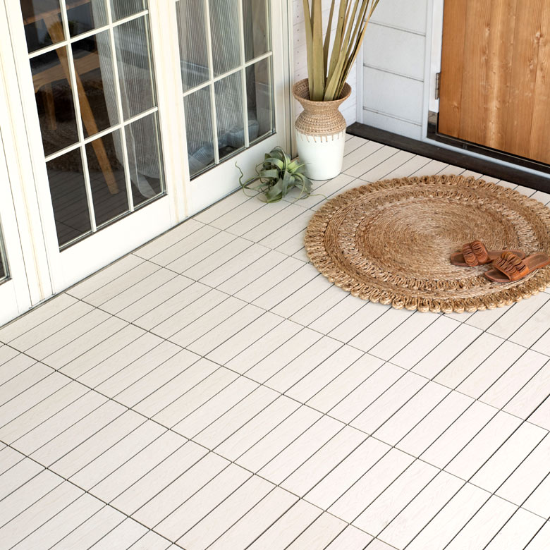 珍しいアイボリーのウッドデッキ。