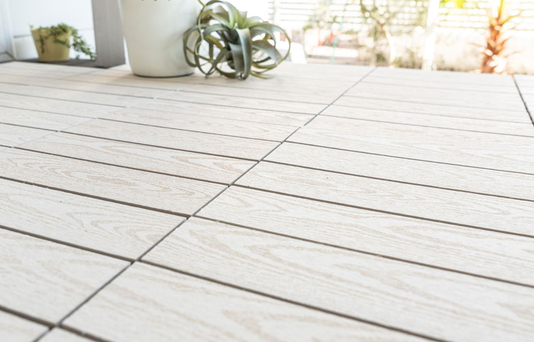 天然木よりも優れた人工木を使用