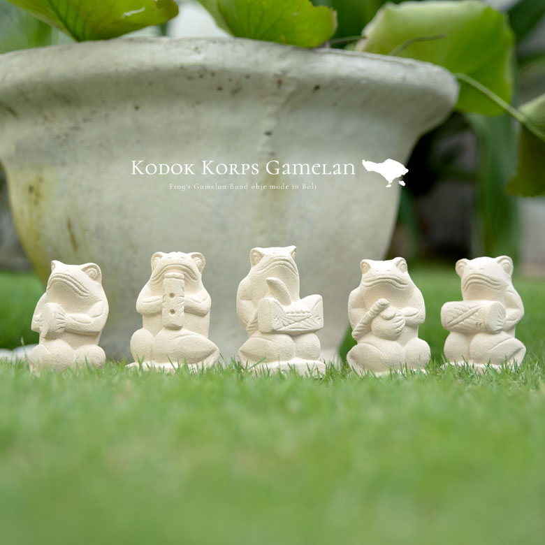 パラス石で出来たカエルのガムラン隊