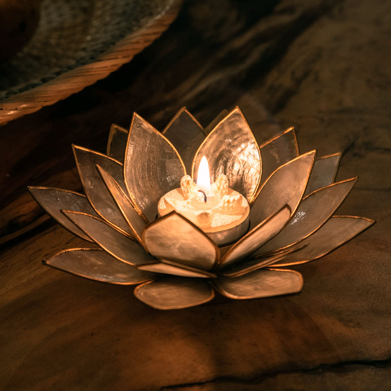 蓮の花のようなキャンドルホルダー