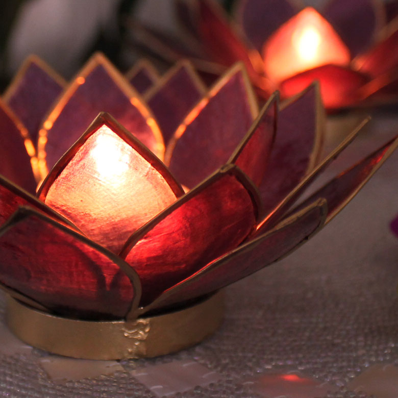 キャンドルを中心にして、お花がパッと咲いたようです。