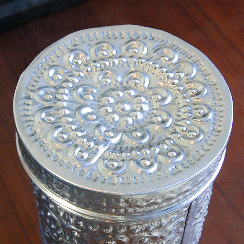 華やかなお花が全体に施されています