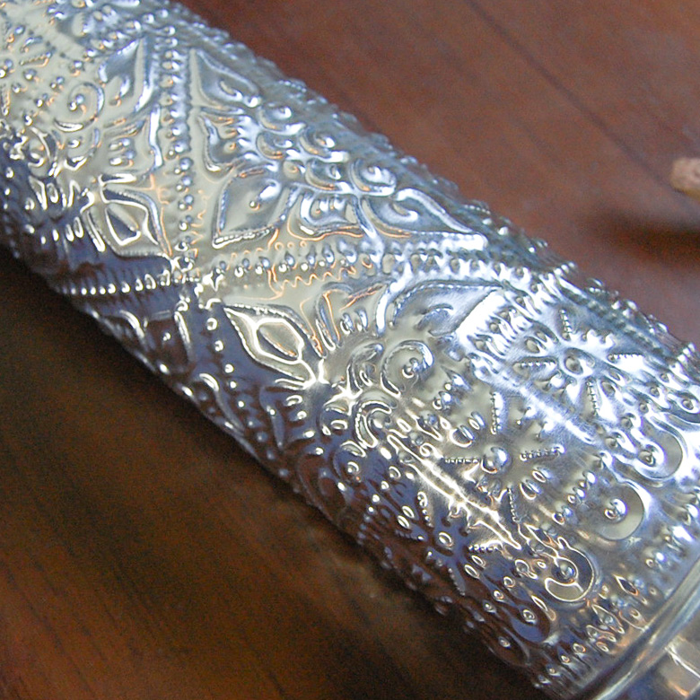 バリの職人の手によって丁寧にデコレーションされています。