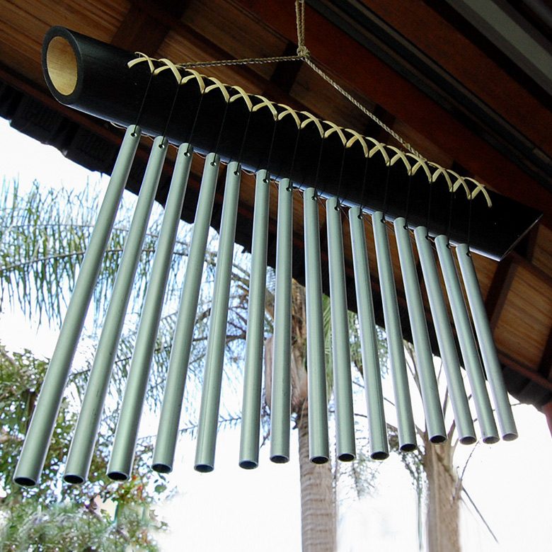 長さの違うステンレスが音階のように音を奏でます