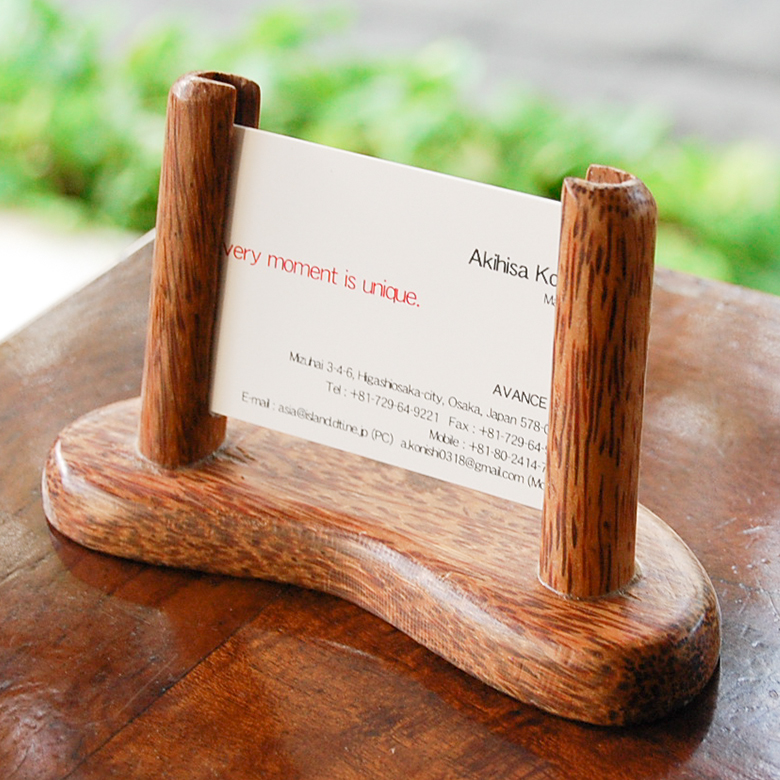 ナチュラルな天然素材を楽しむカードスタンド