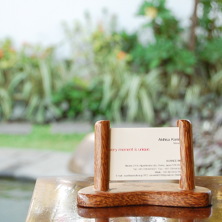 デスクや受付周りにココナッツウッドのカードスタンド