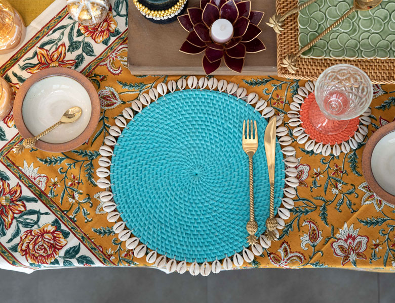 明るい花柄を合わせてトロピカルなコーディネート