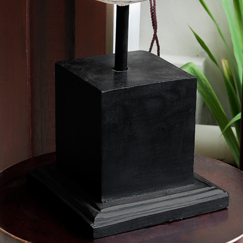 重厚感のあるブラックスタンドのオブジェ