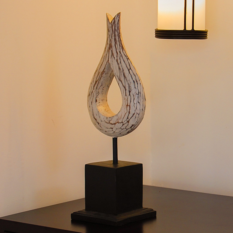 暖色系のランプとも相性のいいオブジェ