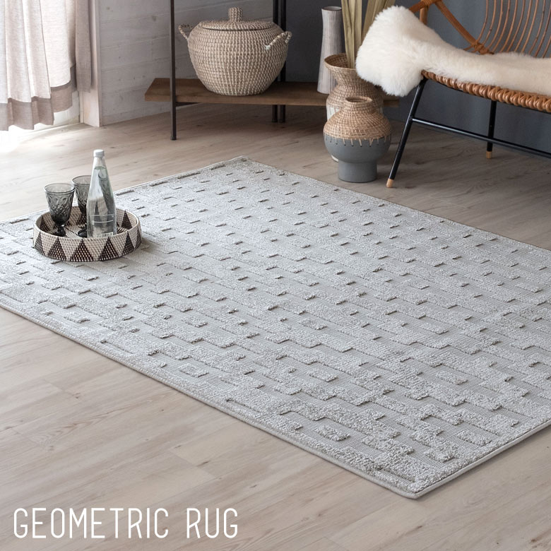 カットしたパイルで浮き上がったような柄を作り出したライトグレーのジオメトリック柄ラグ