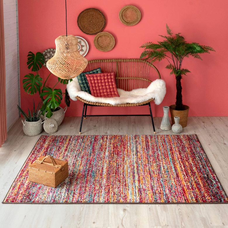 壁の色に負けない、存在感のあるかわいさが魅力