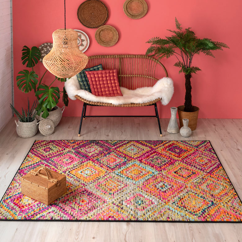 壁の色に負けない、存在感のあるかわいさが魅力