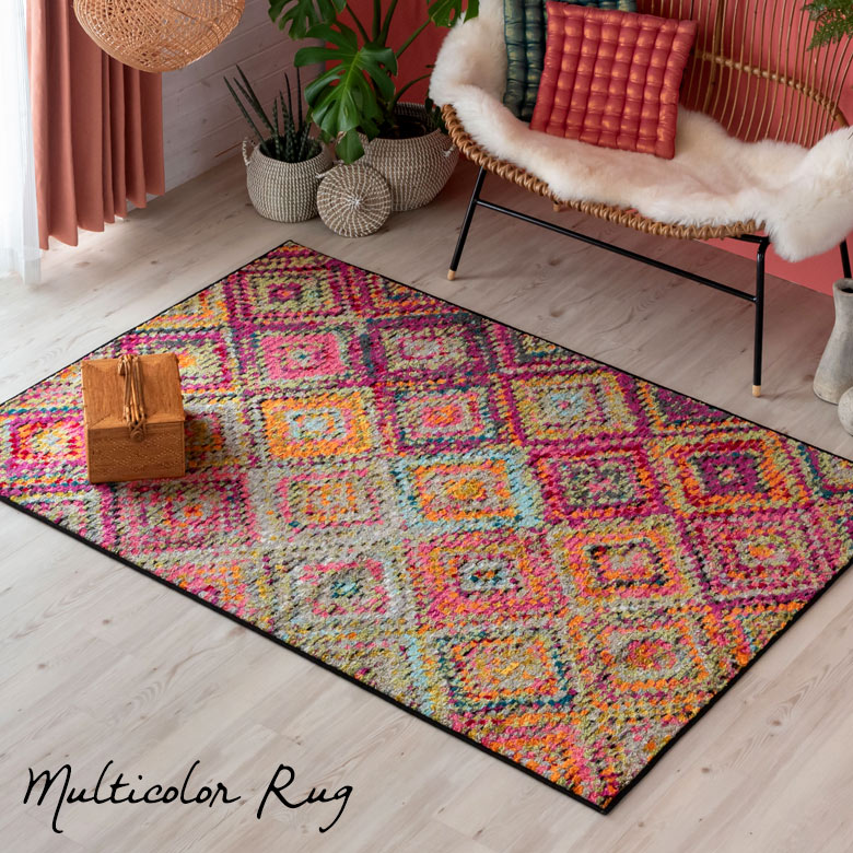 カラフルカラーの糸が織り交ざった敷くだけで華やかな雰囲気になるデザインラグ。