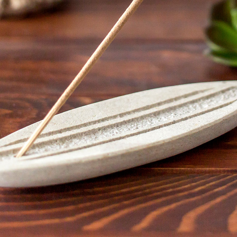 ナチュラルストーンならではの、ごつごつとした質感が魅力です。