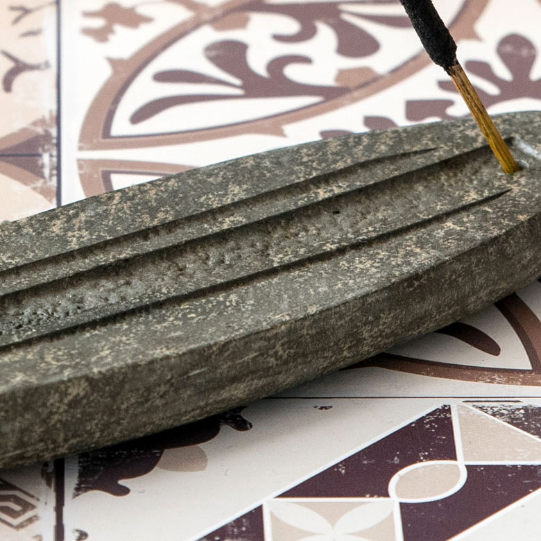 ナチュラルストーンならではの、ごつごつとした質感が魅力です。