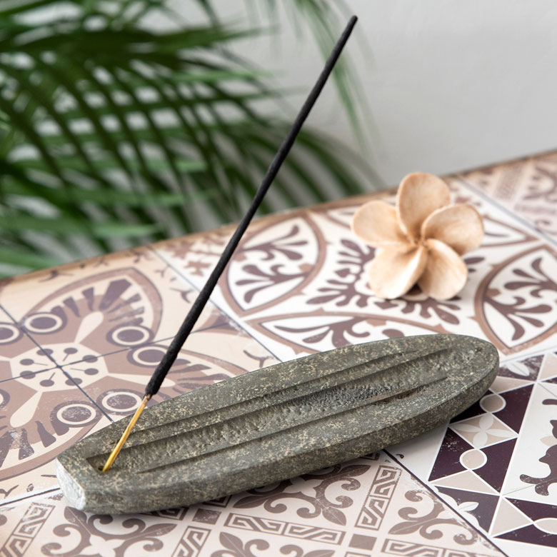 ビーチハウスインテリアにぴったりなサーフボード型のお香トレー