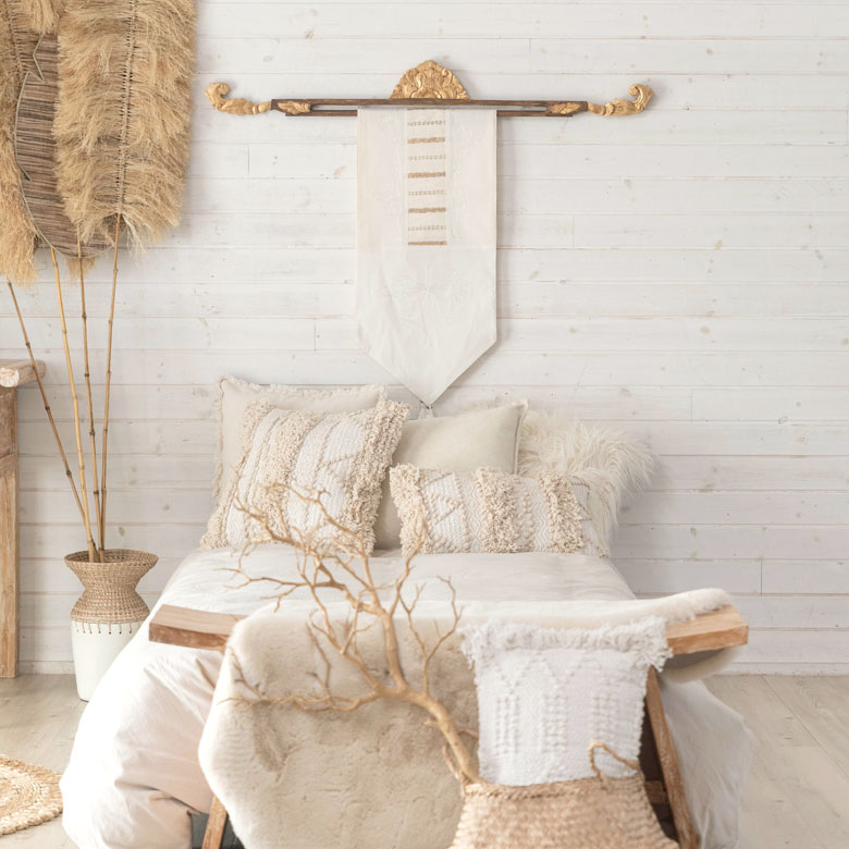 ホワイトとナチュラルカラーでまとめたアジアン空間。