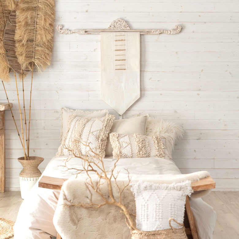 ホワイトとナチュラルカラーでまとめたアジアン空間。