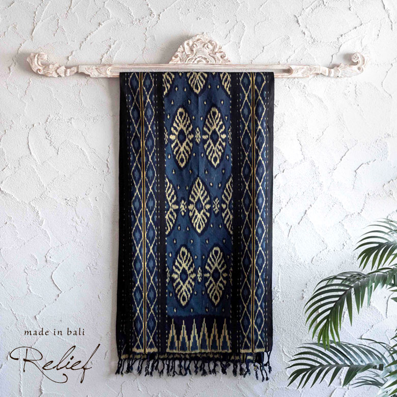 アンティーク調 イカットハンガー。