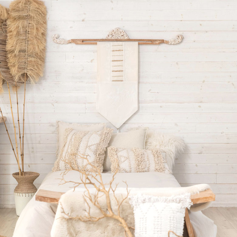 ホワイトとナチュラルカラーでまとめたアジアン空間。