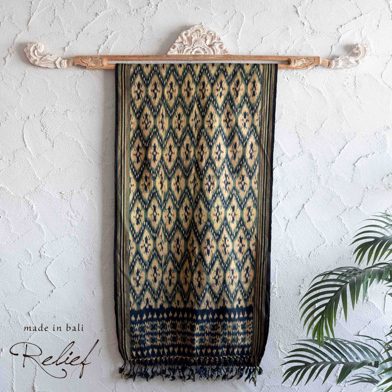 アンティーク調 イカットハンガー。