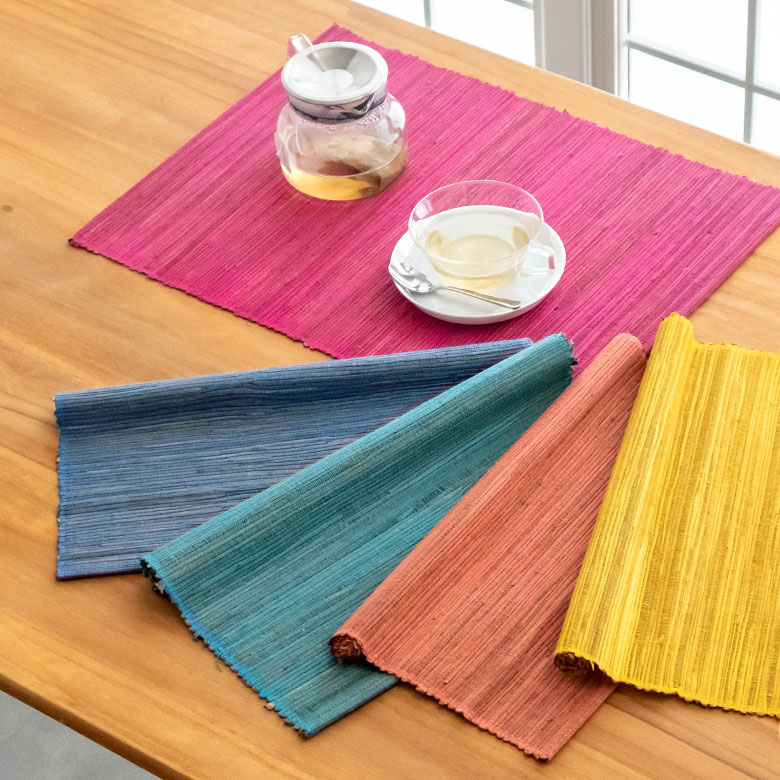 ウォーターヒヤシンスでできたランチョンマット。