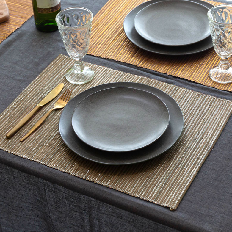 ウォーターヒヤシンスでできたランチョンマット。