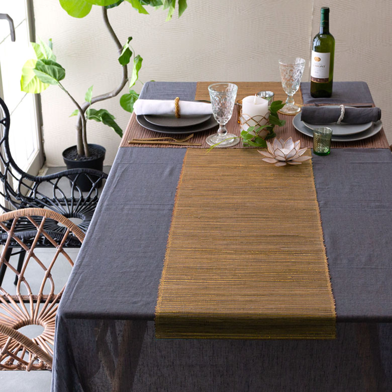 ウォーターヒヤシンスでできたランチョンマット。