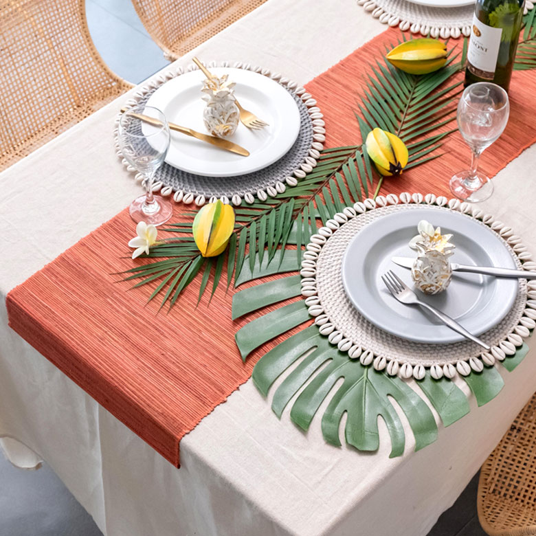 ウォーターヒヤシンスでできたテーブルランナー。