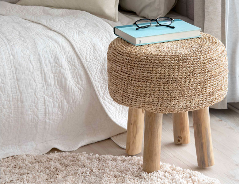 ベッドルームのサイドテーブルとして