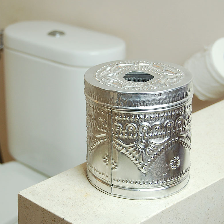 手仕事の温かみを感じるアルミ素材